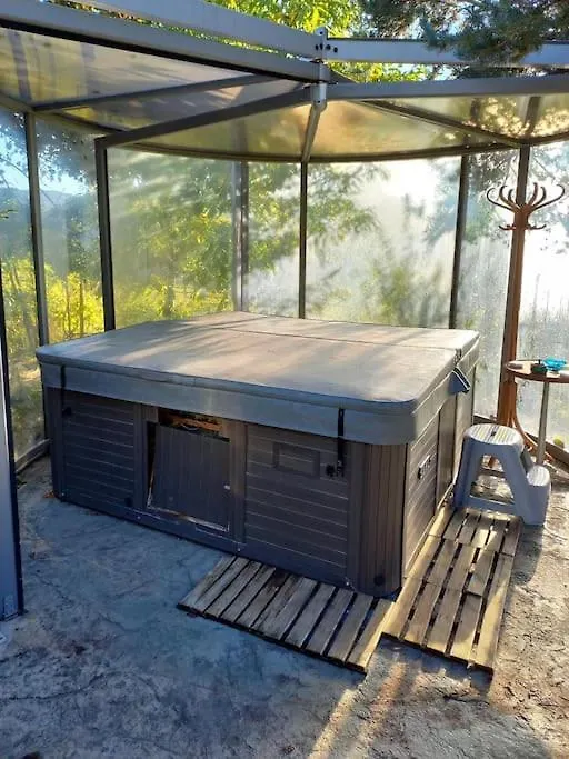 Hébergement de vacances Bas de villa, 2 terrasses, piscine, SPA, sauna... Neffes France
